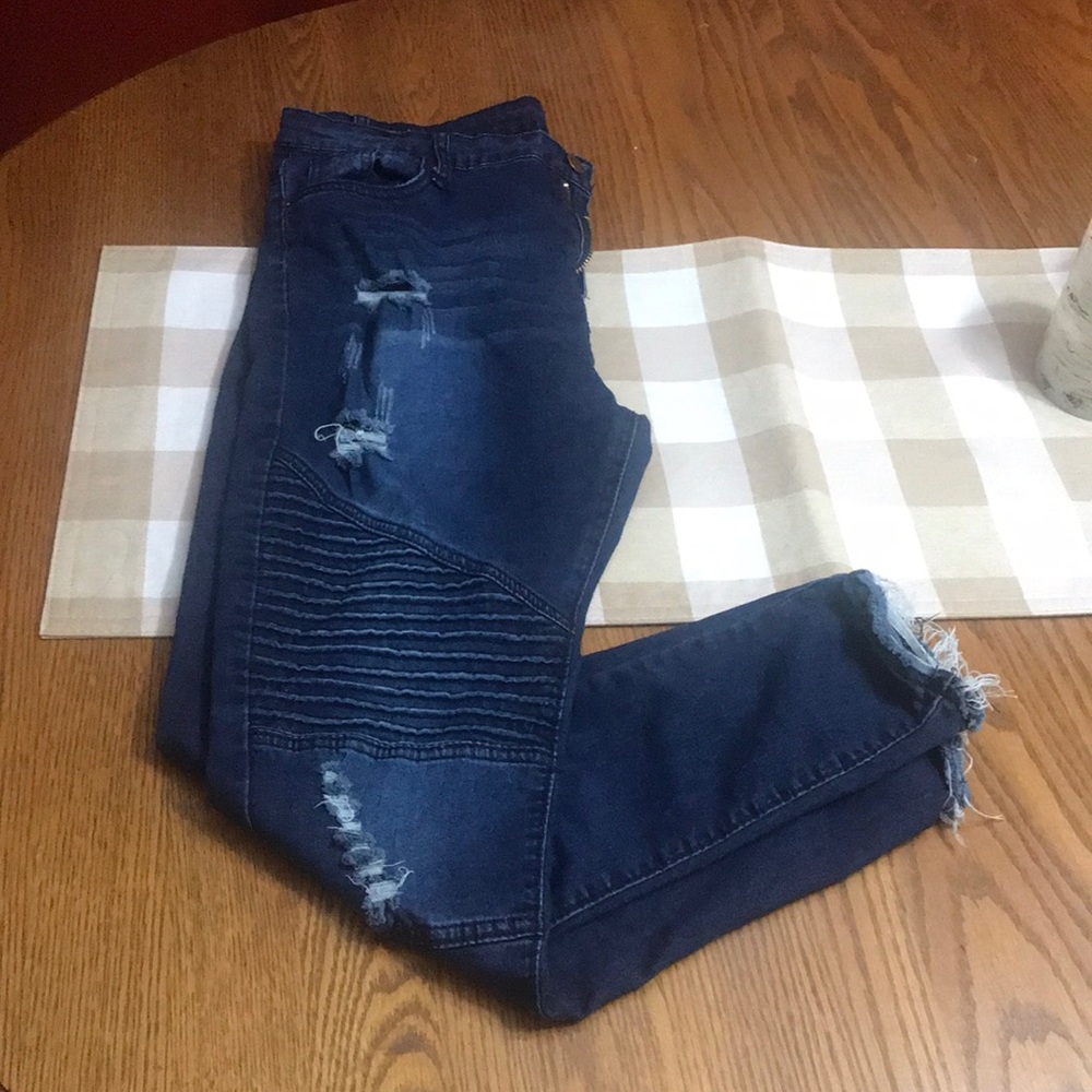 Distressed jeggings